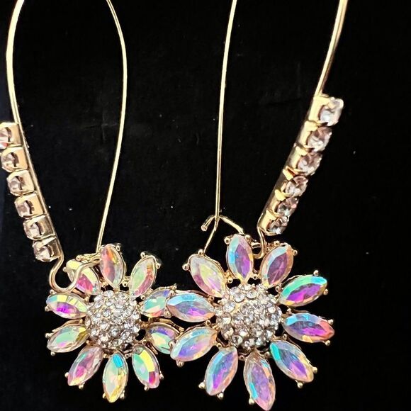 🌺 Betsey Johnson stunning crystal flower dangle earrings 🌺 - Picture 2 of 6